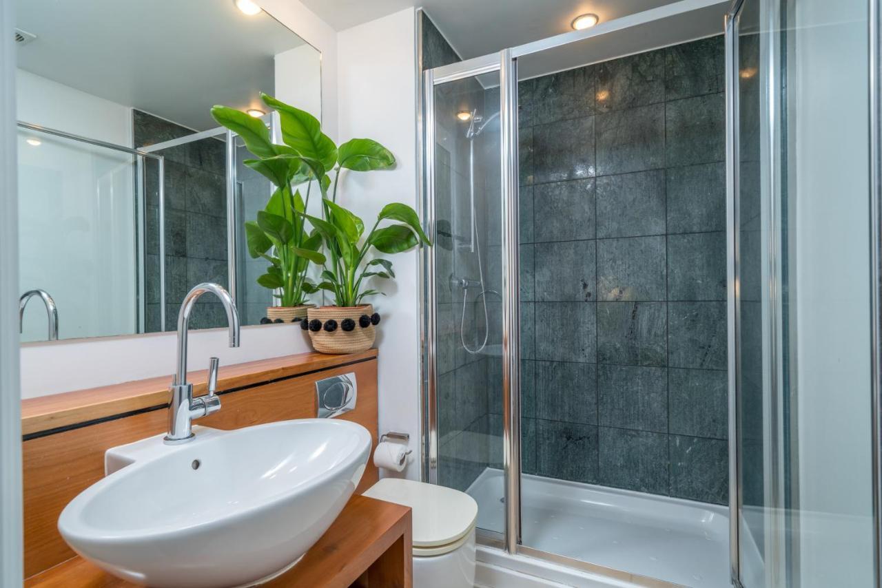 2 Bedroom Apartment With Park Views Shoreditch London Exteriör bild