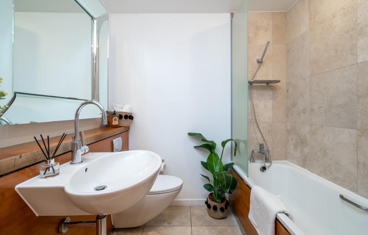 2 Bedroom Apartment With Park Views Shoreditch London Exteriör bild