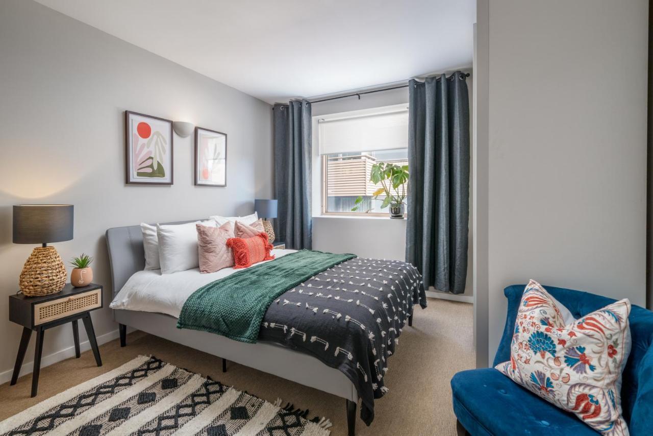 2 Bedroom Apartment With Park Views Shoreditch London Exteriör bild