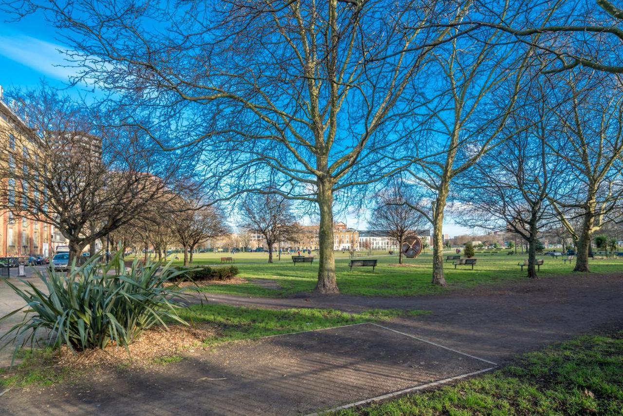 2 Bedroom Apartment With Park Views Shoreditch London Exteriör bild