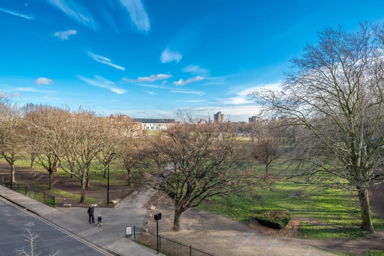 2 Bedroom Apartment With Park Views Shoreditch London Exteriör bild